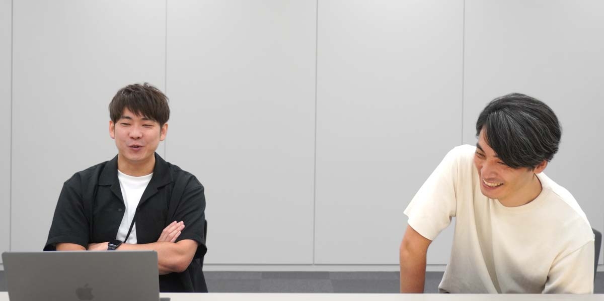 津野瀬さんの話を聞いて大きく笑う小山さん