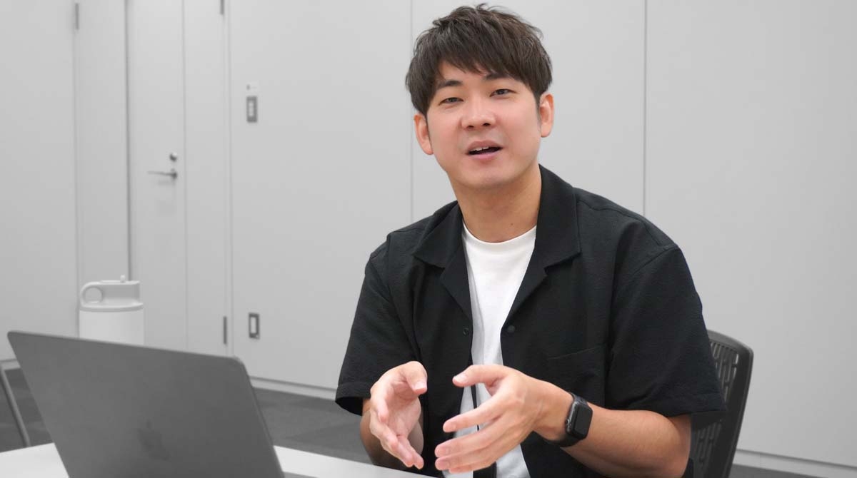 会議室でインタビューに答える津野瀬さん