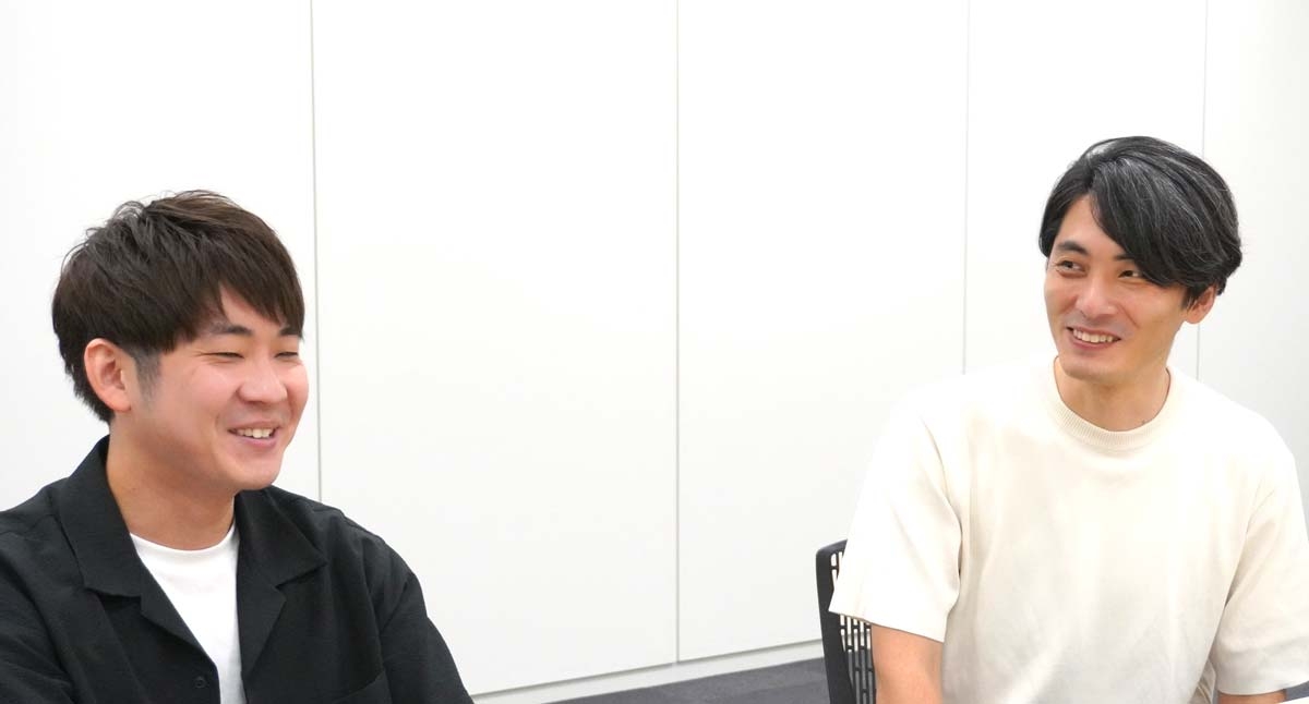 笑いながら話す津野瀬さんと小山さん