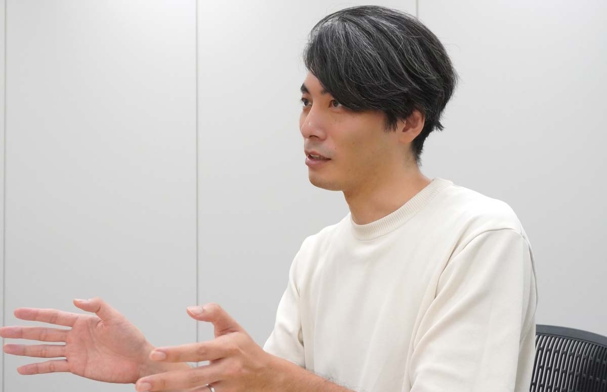 真剣な表情で話す小山さん