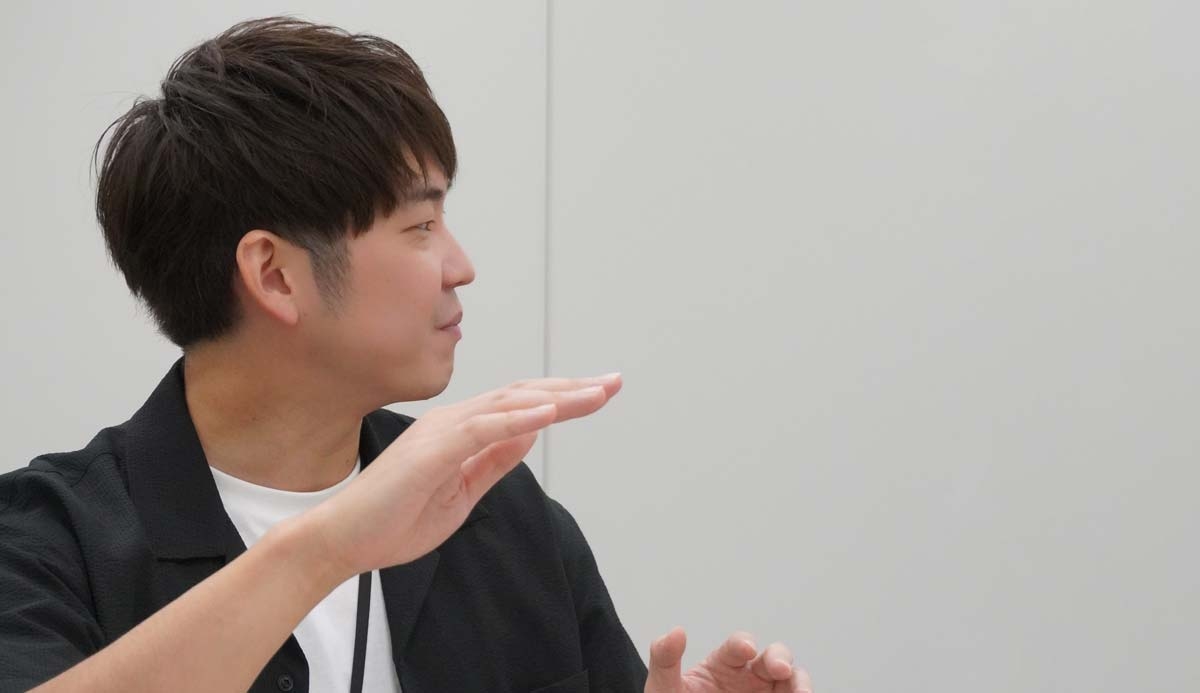 身振りを入れて技術の話をする津野瀬さん