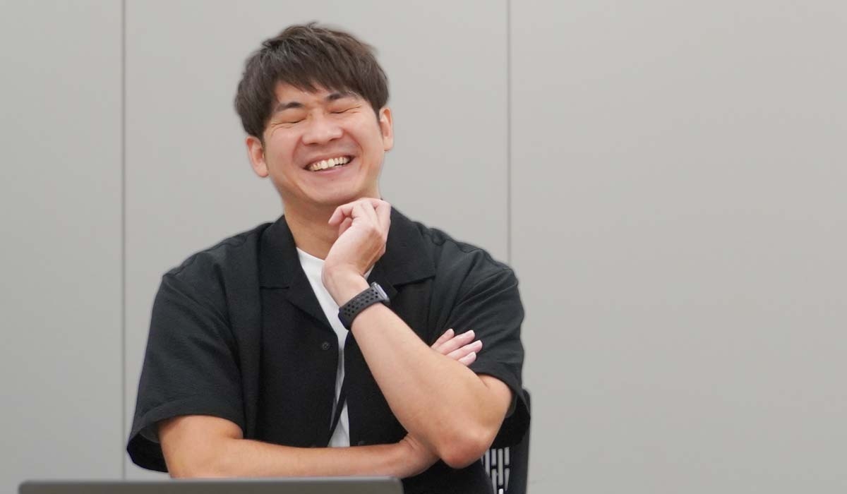 笑顔でキツかったときの話をする津野瀬さん