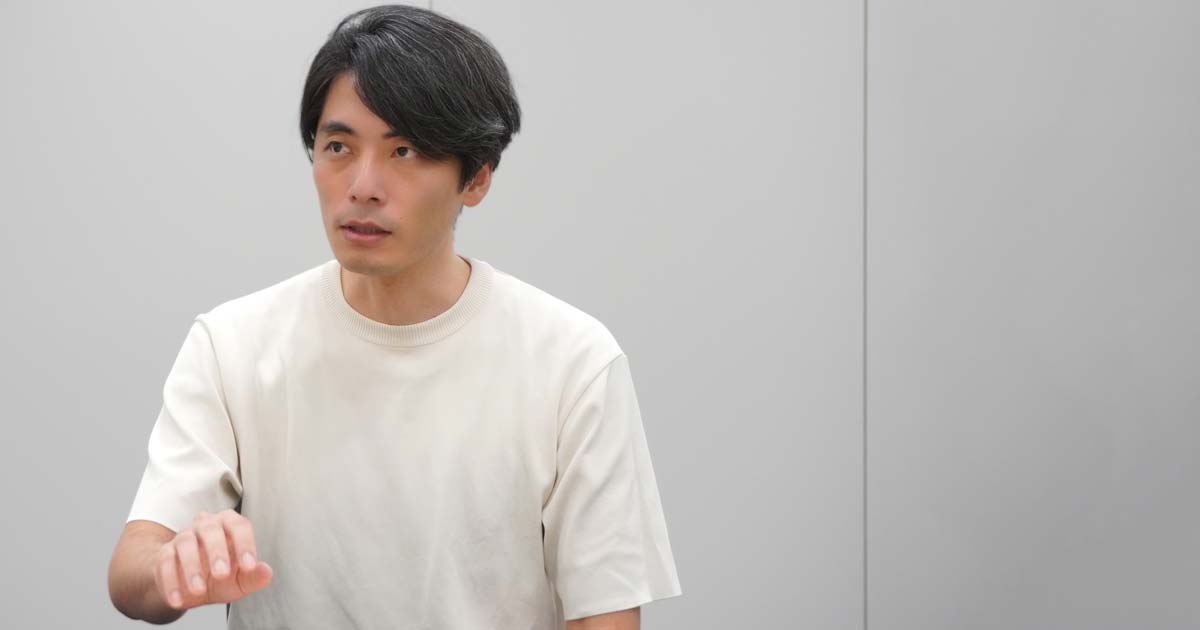 真剣な表情で話す小山さん